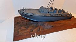 Bateau-torpilleur PT vintage des années 1940 sur une vague, modèle en bois d'art populaire de la Seconde Guerre mondiale
