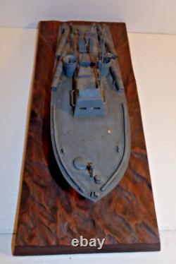 Bateau-torpilleur PT vintage des années 1940 sur une vague, modèle en bois d'art populaire de la Seconde Guerre mondiale