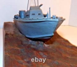 Bateau-torpilleur PT vintage des années 1940 sur une vague, modèle en bois d'art populaire de la Seconde Guerre mondiale