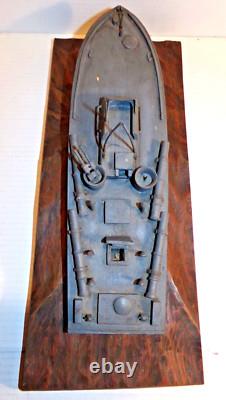 Bateau-torpilleur PT vintage des années 1940 sur une vague, modèle en bois d'art populaire de la Seconde Guerre mondiale