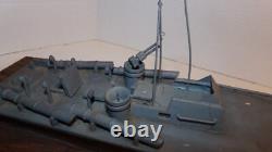 Bateau-torpilleur PT vintage des années 1940 sur une vague, modèle en bois d'art populaire de la Seconde Guerre mondiale