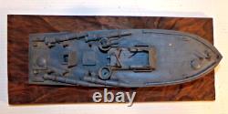 Bateau-torpilleur PT vintage des années 1940 sur une vague, modèle en bois d'art populaire de la Seconde Guerre mondiale
