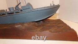 Bateau-torpilleur PT vintage des années 1940 sur une vague, modèle en bois d'art populaire de la Seconde Guerre mondiale