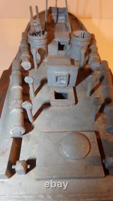 Bateau-torpilleur PT vintage des années 1940 sur une vague, modèle en bois d'art populaire de la Seconde Guerre mondiale