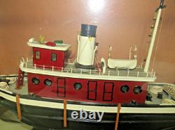 Bateau-tug vintage en bois d'art populaire Augusta de Baltimore, modèle fait main de 20 pouces dans une vitrine