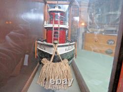 Bateau-tug vintage en bois d'art populaire Augusta de Baltimore, modèle fait main de 20 pouces dans une vitrine