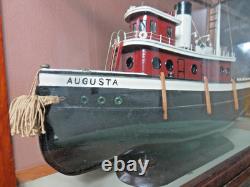 Bateau-tug vintage en bois d'art populaire Augusta de Baltimore, modèle fait main de 20 pouces dans une vitrine