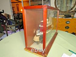 Bateau-tug vintage en bois d'art populaire Augusta de Baltimore, modèle fait main de 20 pouces dans une vitrine