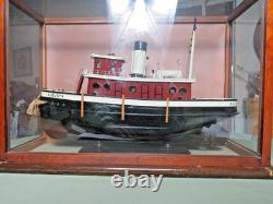 Bateau-tug vintage en bois d'art populaire Augusta de Baltimore, modèle fait main de 20 pouces dans une vitrine