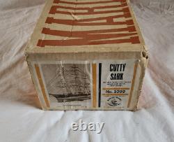 Bateau vintage : le China Clipper Cutty Sark, modèle marin de la compagnie Marine Model Co. Coque en bois massif.