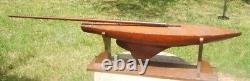 Beau bateau de plaisance en bois antique de 36 pouces avec mât, quille et gouvernail