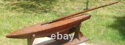 Beau bateau de plaisance en bois antique de 36 pouces avec mât, quille et gouvernail