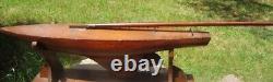 Beau bateau de plaisance en bois antique de 36 pouces avec mât, quille et gouvernail