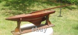 Beau bateau de plaisance en bois antique de 36 pouces avec mât, quille et gouvernail