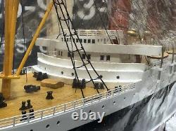 Beau grand modèle de bateau en bois du RMS Lusitania, grand paquebot océanique britannique, 39 NOUVEAU