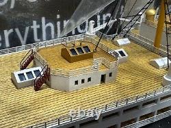 Beau grand modèle de bateau en bois du RMS Lusitania, grand paquebot océanique britannique, 39 NOUVEAU