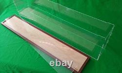 Boîte de présentation en acrylique de 35 avec base en bois pour objets de collection de paquebots de croisière  
<br/>
 