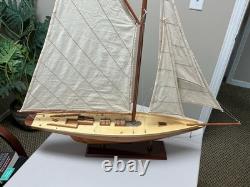 Grand Modèle de Bateau en Bois de la Voilière Pen Duick de 1898