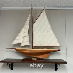 Grand Modèle de Bateau en Bois de la Voilière Pen Duick de 1898