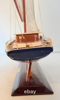 Grand grand modèle de yacht en bois voilier 29 pouces de haut Nordia Cruiser Picot House Grand grand modèle de yacht en bois voilier 29 pouces de haut Nordia Cruiser Picot House