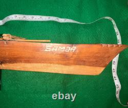Grand modèle de bateau à balancier samoan en bois sculpté à la main ancien pour touristes 34 1/2