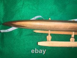 Grand modèle de bateau à balancier samoan en bois sculpté à la main ancien pour touristes 34 1/2