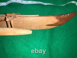 Grand modèle de bateau à balancier samoan en bois sculpté à la main ancien pour touristes 34 1/2