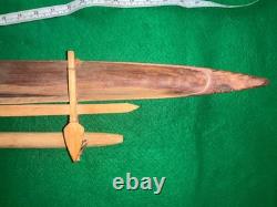 Grand modèle de bateau à balancier samoan en bois sculpté à la main ancien pour touristes 34 1/2