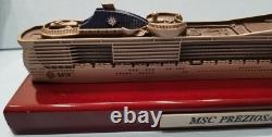 Grand modèle de bateau en métal de croisière MSC Preziosa de 10,5 pouces sur support en bois poli