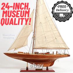 Grande maquette de voilier en bois 'Endeavour' pour décoration nautique
