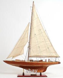 Grande maquette de voilier en bois 'Endeavour' pour décoration nautique