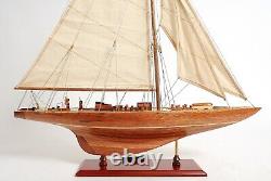 Grande maquette de voilier en bois 'Endeavour' pour décoration nautique