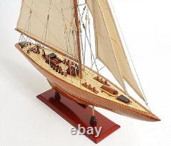 Grande maquette de voilier en bois 'Endeavour' pour décoration nautique
