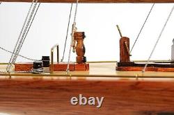 Grande maquette de voilier en bois 'Endeavour' pour décoration nautique