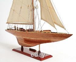 Grande maquette de voilier en bois 'Endeavour' pour décoration nautique