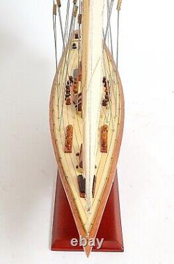 Grande maquette de voilier en bois 'Endeavour' pour décoration nautique