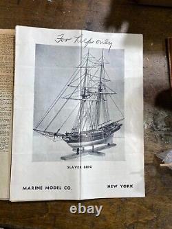 Kit de construction de bateau en bois de la compagnie Marines Model Co des années 1950 dans une boîte - Brigantin négrier vintage.