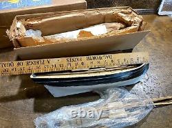 Kit de construction de bateau en bois de la compagnie Marines Model Co des années 1950 dans une boîte - Brigantin négrier vintage.