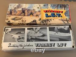 Kit de modélisme de bateau Varney L. S. T. de 1944 extrêmement rare dans sa boîte d'origine avec instructions