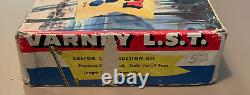 Kit de modélisme de bateau Varney L. S. T. de 1944 extrêmement rare dans sa boîte d'origine avec instructions