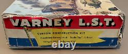 Kit de modélisme de bateau Varney L. S. T. de 1944 extrêmement rare dans sa boîte d'origine avec instructions