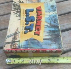 Kit de modélisme de bateau Varney L. S. T. de 1944 extrêmement rare dans sa boîte d'origine avec instructions