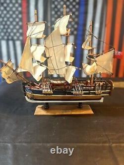 Le bateau modèle H. M. S Endeavor en bois et tissu de la société Heritage Mint L. T. D. 19 Long