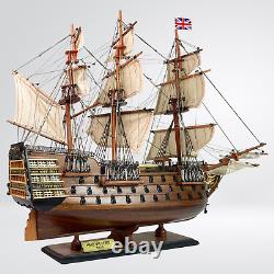 Le navire de guerre modèle HMS Victory 1805 de la Royal Navy anglaise, fait à la main en bois, cadeau d'anniversaire.