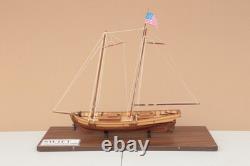 Maquette de bateau SWIFT Virginia Pilot Boat 1805 terminée avec vitrine d’exposition