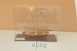 Maquette de bateau SWIFT Virginia Pilot Boat 1805 terminée avec vitrine d’exposition