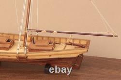 Maquette de bateau SWIFT Virginia Pilot Boat 1805 terminée avec vitrine d’exposition