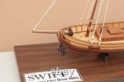Maquette de bateau SWIFT Virginia Pilot Boat 1805 terminée avec vitrine d’exposition