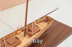 Maquette de bateau SWIFT Virginia Pilot Boat 1805 terminée avec vitrine d’exposition
