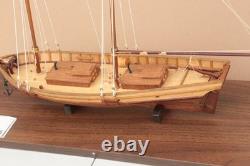 Maquette de bateau SWIFT Virginia Pilot Boat 1805 terminée avec vitrine d’exposition